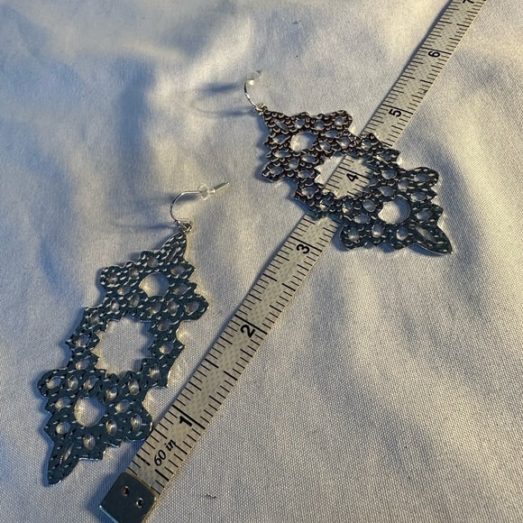 Unusual design hammered silvertone dangle earrings - Picture 3 of 5